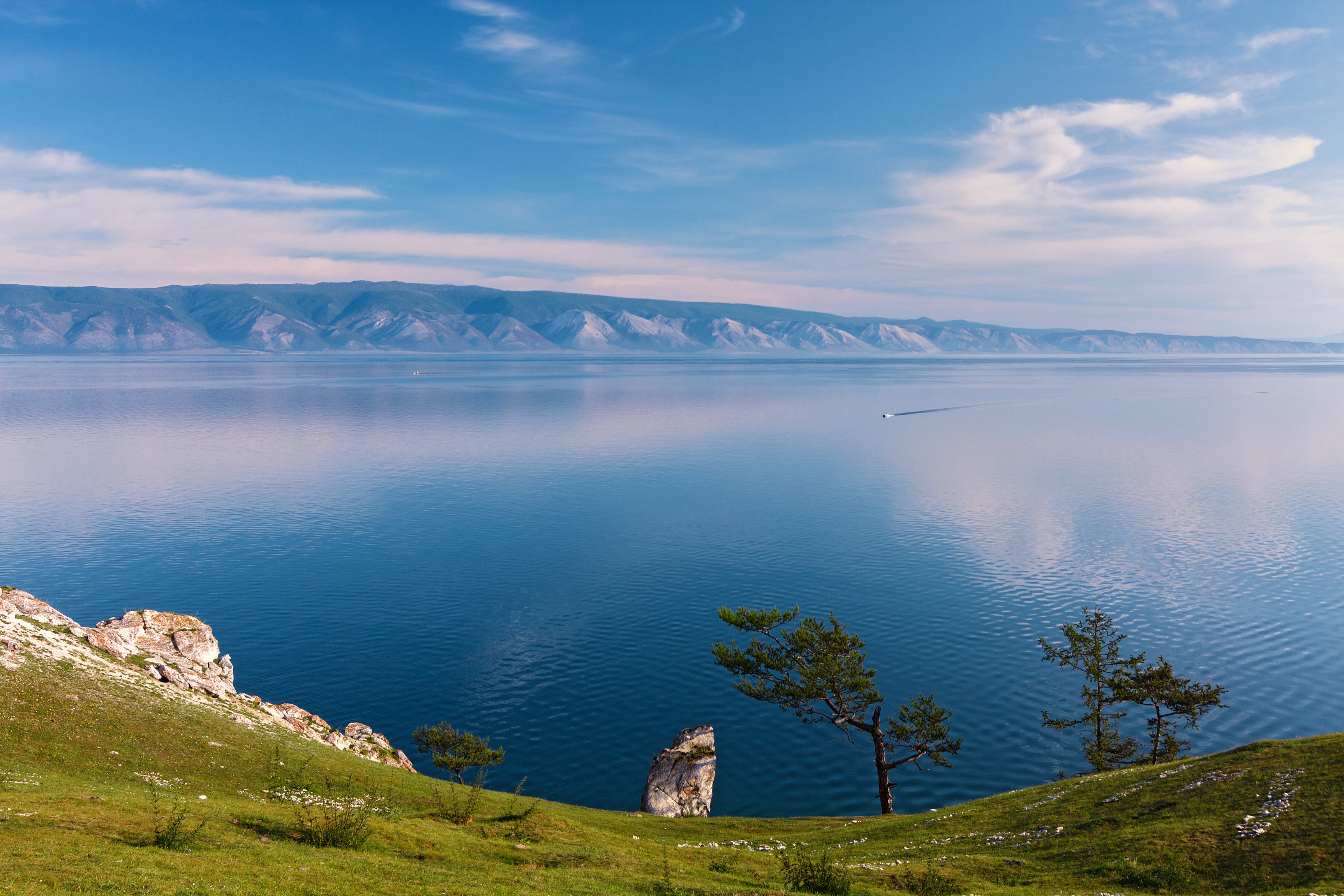 Байкал озеро населенный пункт. Озеро Байкал Сарма Малое море. Байкал Малое море Ольхон. Мыс Уюга на Байкале. Пролив Малое море.