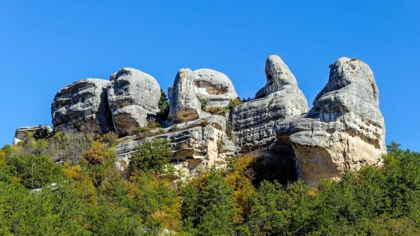 Сфинкс в крыму. Каралезская Долина Крым сфинкс. Каменные сфинксы Каралезской Долины. Каменные сфинксы Бахчисарай. Крыму в Каралезской долине.